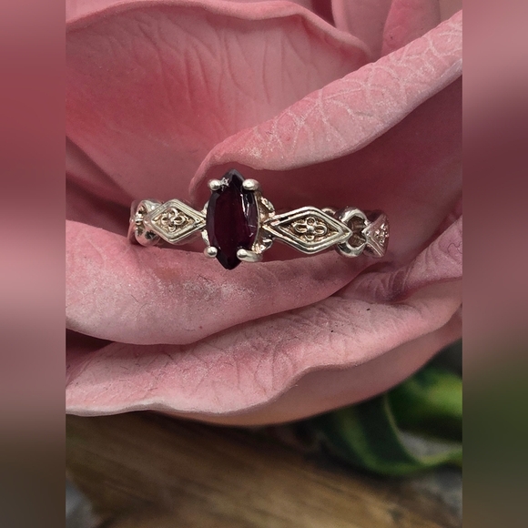 Vintage Avon Rhodolite Garnet  Sterling Silver Ring - Picture 2 of 8